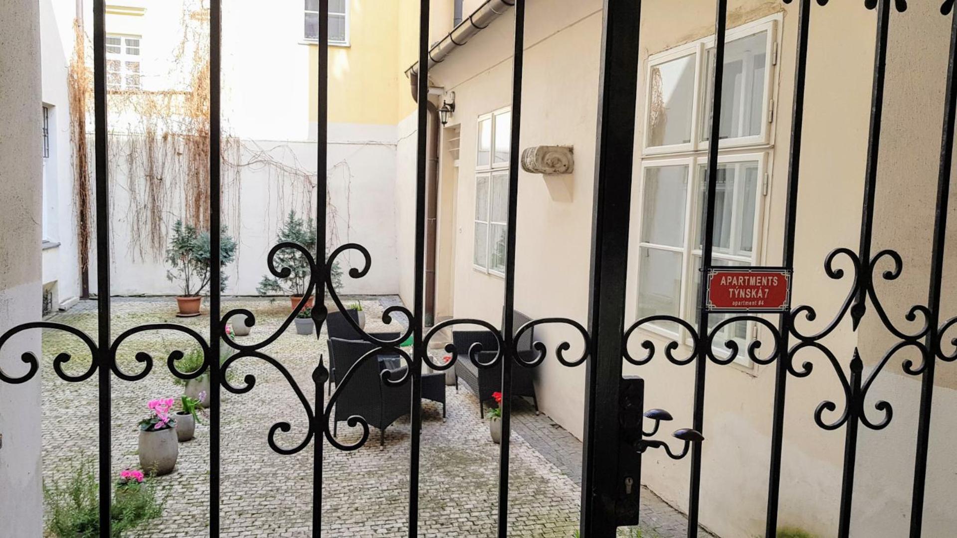Apartments Tynska 7 Прага Екстериор снимка